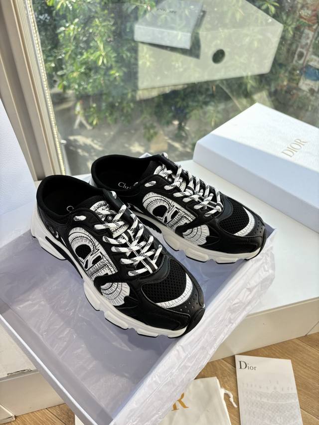 代购级别所即所得G0133C'est Dior 迪奥 25春夏全新休闲运动鞋‘以牛皮革和网眼织物制作，轻盈透气。侧边的Cd字母非常有Dior辩识度，运动风设计融