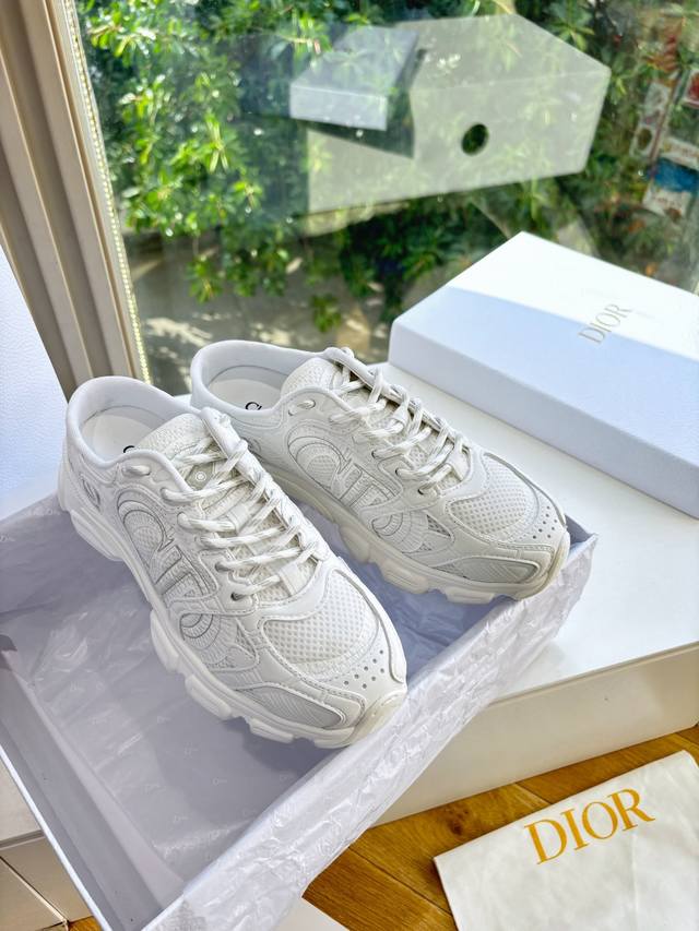 代购级别所即所得G0133C'est Dior 迪奥 25春夏全新休闲运动鞋‘以牛皮革和网眼织物制作，轻盈透气。侧边的Cd字母非常有Dior辩识度，运动风设计融