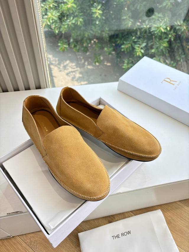 G679所见即所得The Ro*真皮圆头极简百搭平底乐福鞋脚真的是史上我穿过最最舒服的款式太柔软啦！磨脚星人一定要收了它 有一丢高级又简约的感觉其实除了好看以外