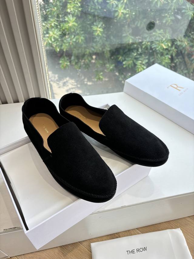 G679所见即所得The Ro*真皮圆头极简百搭平底乐福鞋脚真的是史上我穿过最最舒服的款式太柔软啦！磨脚星人一定要收了它 有一丢高级又简约的感觉其实除了好看以外