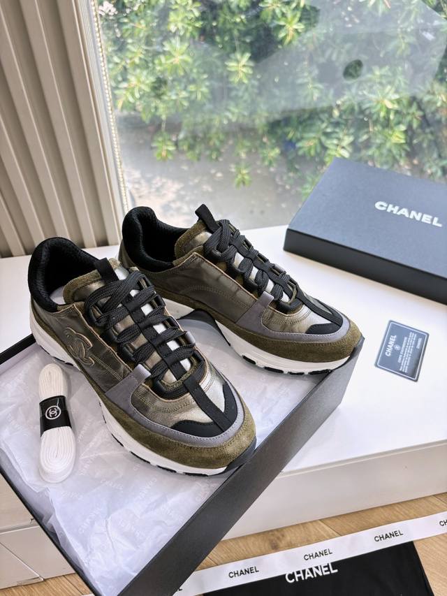 Chane 小香G G59所见即所得代购级别香奈儿25C新品休闲运动鞋超级推荐这一季的运动鞋真的绝美啊 实在是太好看了。 很轻很软糯 喜欢爬山户外运动者可入！
