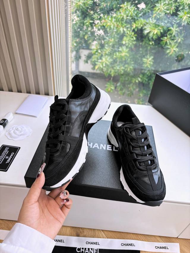 Chane 小香G G59所见即所得代购级别香奈儿25C新品休闲运动鞋超级推荐这一季的运动鞋真的绝美啊 实在是太好看了。 很轻很软糯 喜欢爬山户外运动者可入！