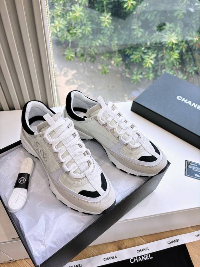 Chane 小香G G59所见即所得代购级别香奈儿25C新品休闲运动鞋超级推荐这一季的运动鞋真的绝美啊 实在是太好看了。 很轻很软糯 喜欢爬山户外运动者可入！