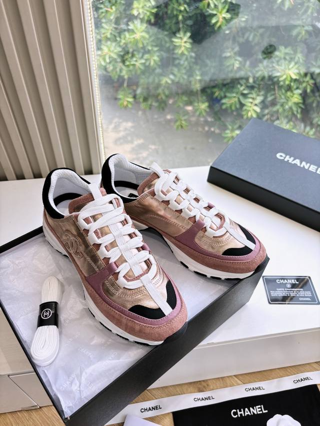 Chane 小香G G59所见即所得代购级别香奈儿25C新品休闲运动鞋超级推荐这一季的运动鞋真的绝美啊 实在是太好看了。 很轻很软糯 喜欢爬山户外运动者可入！