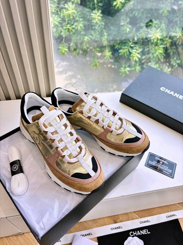 Chane 小香G G59所见即所得代购级别香奈儿25C新品休闲运动鞋超级推荐这一季的运动鞋真的绝美啊 实在是太好看了。 很轻很软糯 喜欢爬山户外运动者可入！