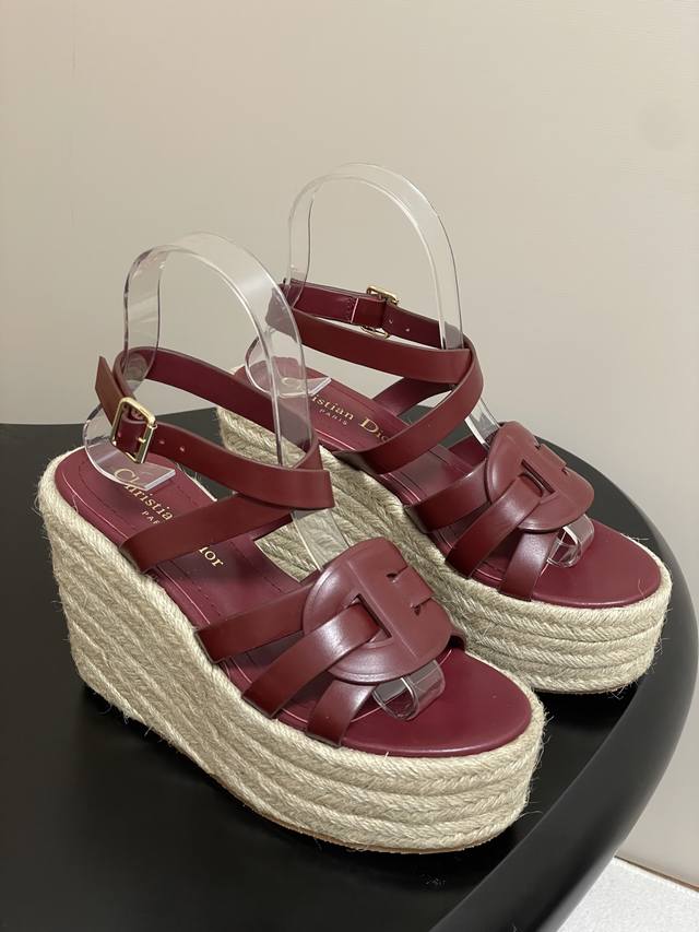 25Ss春夏新款Dior 迪奥D-Club镂空叠层Cd交叉编织带坡跟凉鞋草编麻绳底马鞍带防水台高跟凉鞋 这款 D-Club 坡跟凉鞋是二零二五秋季系列新品，款式