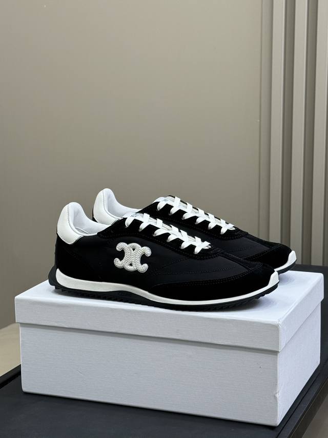 Celine Tex Racer 灵感源自70年代的这款全新运动鞋，融合70年代时代运动鞋的标志性元素 沟纹外底、皮革拼接细节等 有一种舒适感通过视觉就能感受到