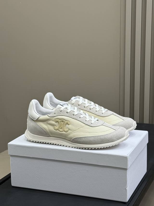 Celine Tex Racer 灵感源自70年代的这款全新运动鞋，融合70年代时代运动鞋的标志性元素 沟纹外底、皮革拼接细节等 有一种舒适感通过视觉就能感受到