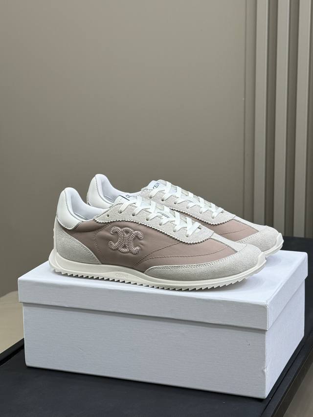 Celine Tex Racer 灵感源自70年代的这款全新运动鞋，融合70年代时代运动鞋的标志性元素 沟纹外底、皮革拼接细节等 有一种舒适感通过视觉就能感受到