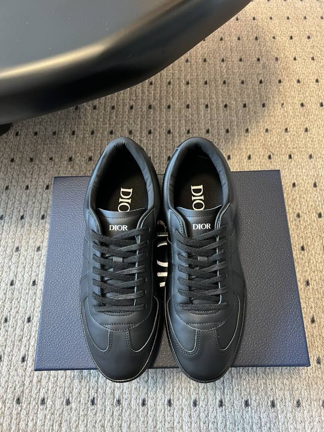 顶级品质 迪奥Dior 情侣款C ‘ Est 25Ss 新款休闲鞋运动鞋板鞋小白鞋 彰显醒目而时尚的风范。精心制作，鞋面设计风格搭配超级时尚，细节也增添一丝优雅