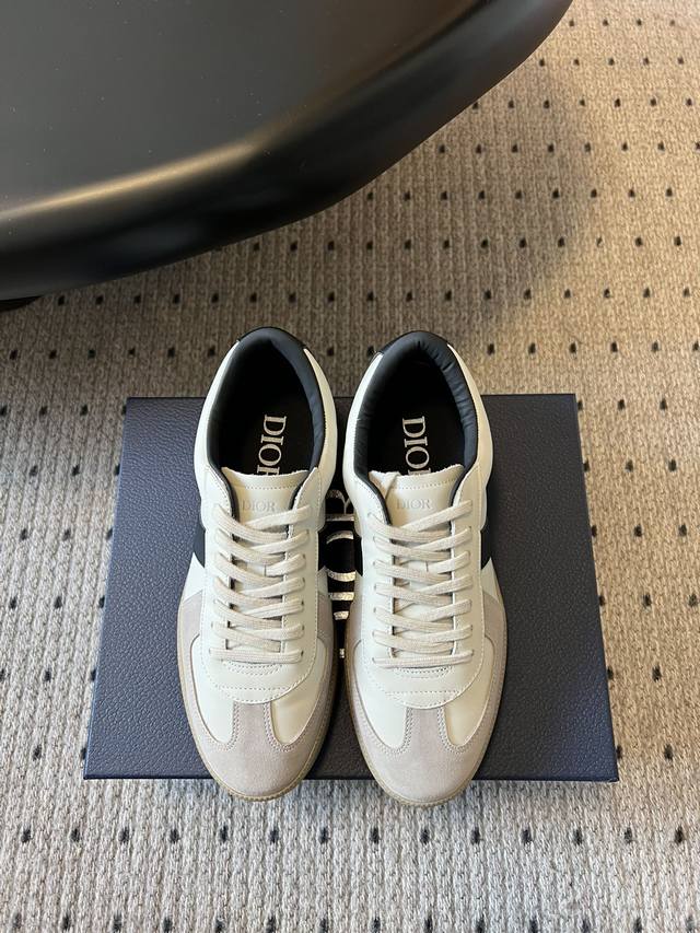 顶级品质 迪奥Dior 情侣款C ‘ Est 25Ss 新款休闲鞋运动鞋板鞋小白鞋 彰显醒目而时尚的风范。精心制作，鞋面设计风格搭配超级时尚，细节也增添一丝优雅