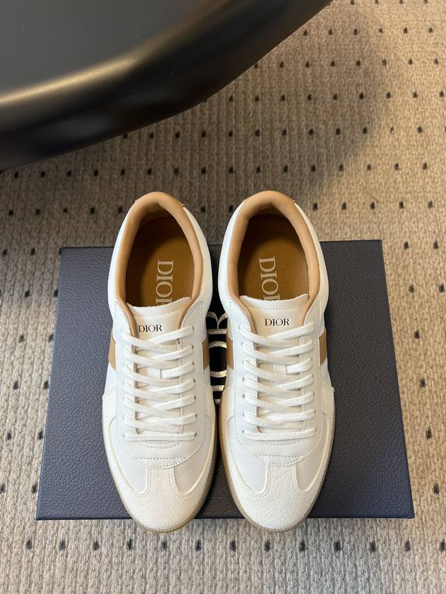 顶级品质 迪奥Dior 情侣款C ‘ Est 25Ss 新款休闲鞋运动鞋板鞋小白鞋 彰显醒目而时尚的风范。精心制作，鞋面设计风格搭配超级时尚，细节也增添一丝优雅