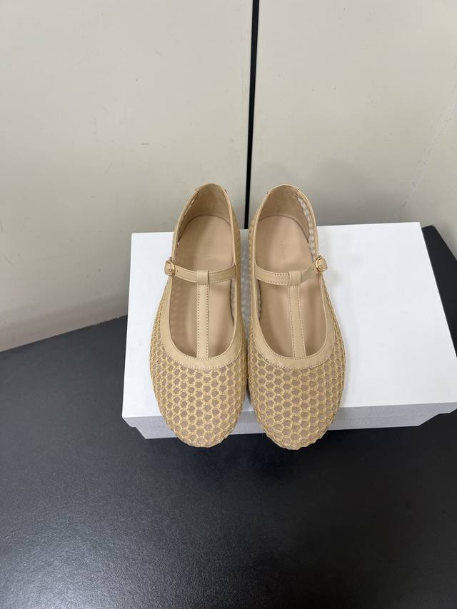 Therow 小众潮牌25Ss春夏新款玛丽珍平底镂空单鞋 很少会看到一款跳舞鞋会做到这么精细、而且对脚的包容性特别强 把脚型修饰得妥妥的，又不失独特韵味，上脚方