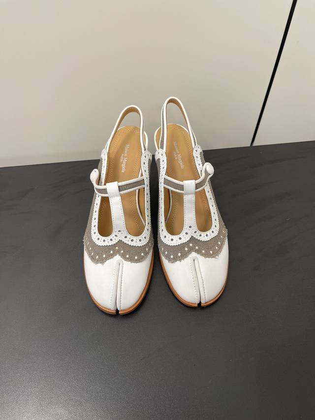 Maison Margiela24 马吉拉分趾粗跟复古玛丽珍后空单鞋 太棒了的版本 非常不好做！马吉拉分趾鞋又被推到风口啦 小红书发一个爆一个！性感酷辣女孩必备