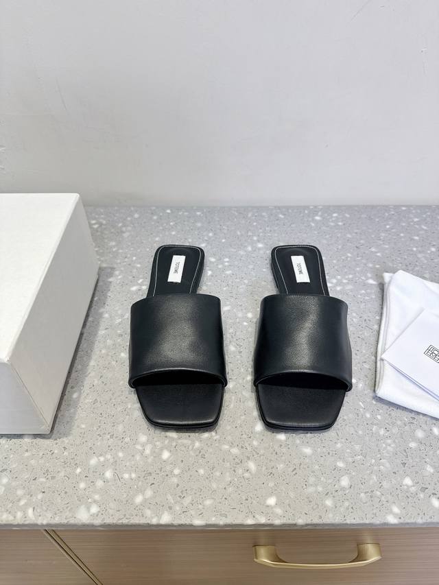 Toteme 小众潮牌 25Ss春夏新款 平底方头 平底 拖鞋 呈现的利落融合很的完美，牛反绒打造上脚超级舒适！ 无是论休闲度假还是优雅知性，都驾得驭很好！ 比