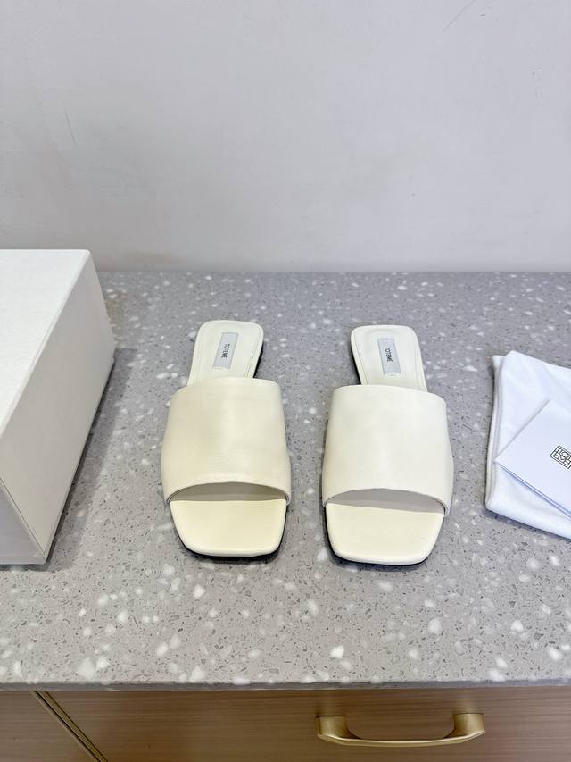 Toteme 小众潮牌 25Ss春夏新款 平底方头 平底 拖鞋 呈现的利落融合很的完美，牛反绒打造上脚超级舒适！ 无是论休闲度假还是优雅知性，都驾得驭很好！ 比