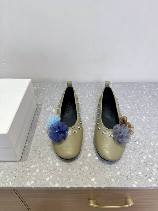 Paloma-Wool 小众潮牌 25Ss春夏新款花朵 芭蕾舞鞋 铆钉 平底 单鞋 超级漂亮，为花而生的芭蕾鞋，可Diy搭配。 这款鞋设计也很有小心思，鞋子四周