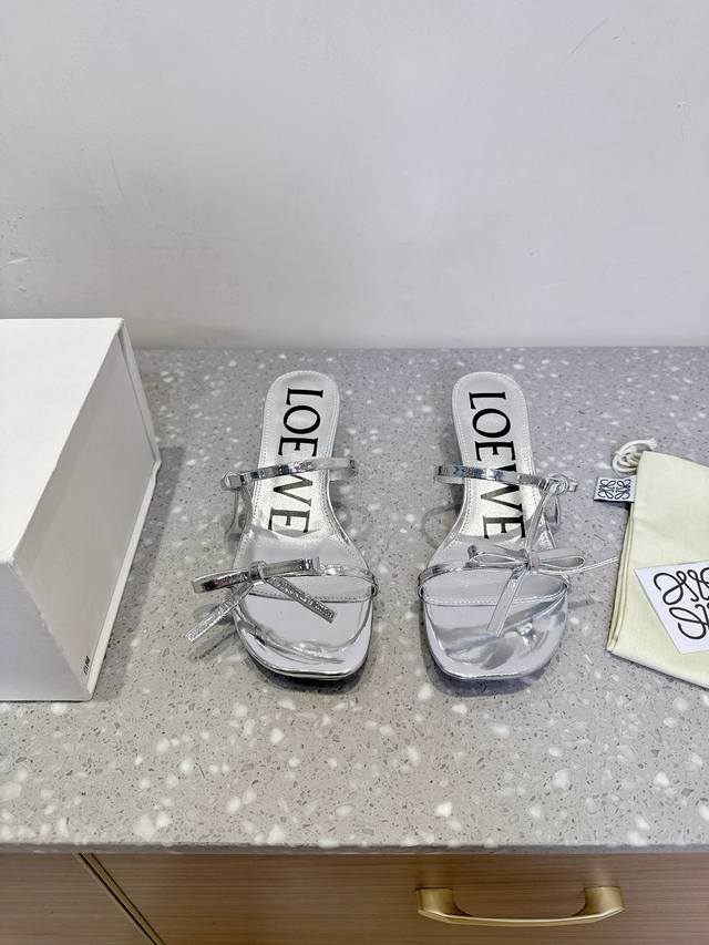 Loewe 罗意威 25Ss春夏新款 蝴蝶结 猫跟 拖鞋 真正空调鞋，加若隐若现的美感，上脚真的太美了！！！ 强烈推荐，超级懒人时装拖，三种穿法 明星博主同款！