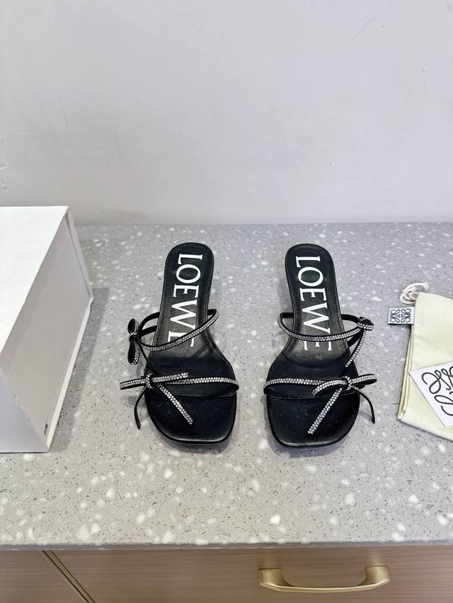 Loewe 罗意威 25Ss春夏新款 蝴蝶结 猫跟 拖鞋 真正空调鞋，加若隐若现的美感，上脚真的太美了！！！ 强烈推荐，超级懒人时装拖，三种穿法 明星博主同款！