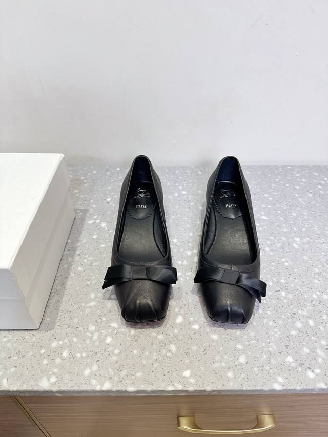Cistian Loubouti 25Ss春夏新款 蝴蝶结 玛丽珍小粗跟 单鞋 与这款设计比较简单大气，上脚是非常舒适好看的 非常的有品位，非常仙女范，让你度过