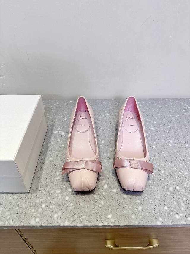 Cistian Loubouti 25Ss春夏新款 蝴蝶结 玛丽珍小粗跟 单鞋 与这款设计比较简单大气，上脚是非常舒适好看的 非常的有品位，非常仙女范，让你度过