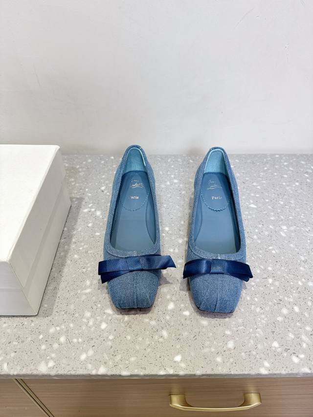 Cistian Loubouti 25Ss春夏新款 蝴蝶结 玛丽珍小粗跟 单鞋 与这款设计比较简单大气，上脚是非常舒适好看的 非常的有品位，非常仙女范，让你度过
