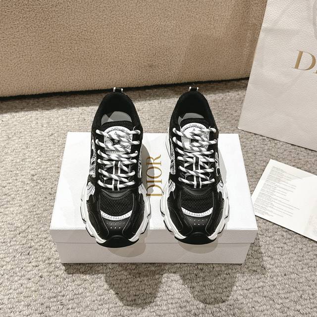 代购级别！ Dior Chrono 运动鞋以 Dior 的高订风格重新演绎跑步鞋。网眼织物搭配白色和黑色皮革效果镶片，两侧的Cd 标志、鞋舌上的星星补丁和鞋跟的