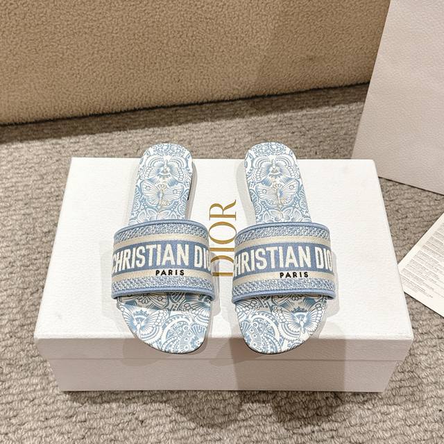 代购级别！ 新配色 』迪奥Logo电脑绣帆布平底拖鞋，经典上乘美艳力作 Dior专柜最火春夏系列 兼备气质 时尚 经典耐看的设计风格 上脚效果特别美！原版复刻制