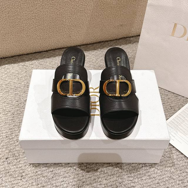 代购级别！ 30 Montaigne系列是迪奥衣橱的必备单品。金色饰面金属Cd标志突出了廓形，并提升了金色层压小牛皮。采用永恒的线条，优雅的7厘米厚的鞋跟和2.