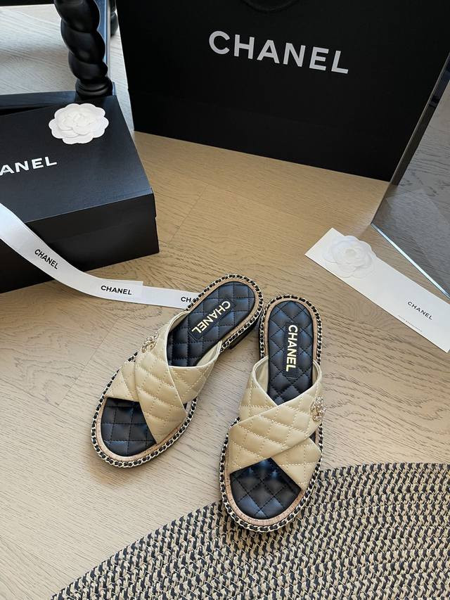 Chanel 24S春夏新款沙滩凉鞋系列 夏日度假风沙滩拖鞋系列来啦~ 跟高1.5Cm 4.5Cm 码数:35-41 40 41定制不退换 顶级版本