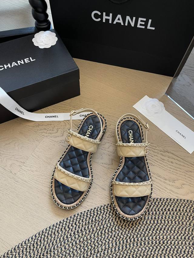 Chanel 24S春夏新款沙滩凉鞋系列 夏日度假风沙滩拖鞋系列来啦~ 跟高1.5Cm 4.5Cm 码数:35-41 40 41定制不退换 顶级版本