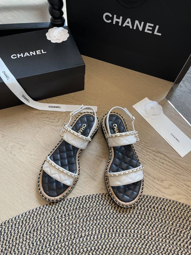 Chanel 24S春夏新款沙滩凉鞋系列 夏日度假风沙滩拖鞋系列来啦~ 跟高1.5Cm 4.5Cm 码数:35-41 40 41定制不退换 顶级版本