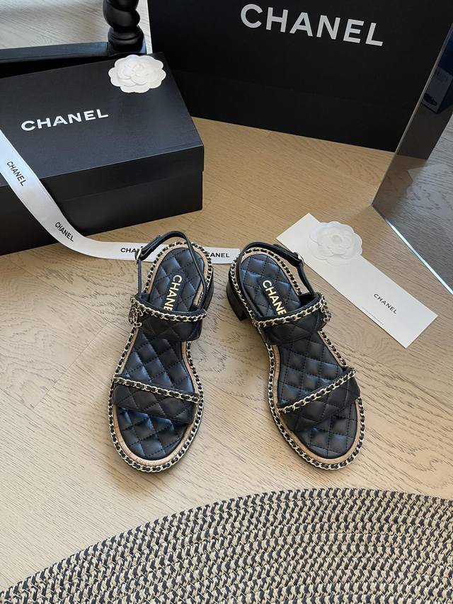 Chanel 24S春夏新款沙滩凉鞋系列 夏日度假风沙滩拖鞋系列来啦~ 跟高1.5Cm 4.5Cm 码数:35-41 40 41定制不退换 顶级版本