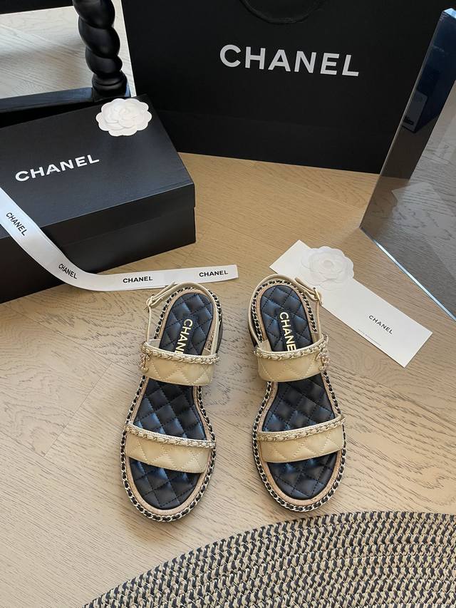 Chanel 24S春夏新款沙滩凉鞋系列 夏日度假风沙滩拖鞋系列来啦~ 跟高1.5Cm 4.5Cm 码数:35-41 40 41定制不退换 顶级版本