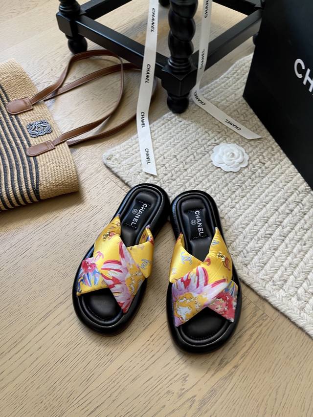 Chanel 25K春夏新款面包拖鞋！ 顶级版本！抢先发售 原版面料 羊皮 发泡大底 码数：34-41 34 40 41定制不退