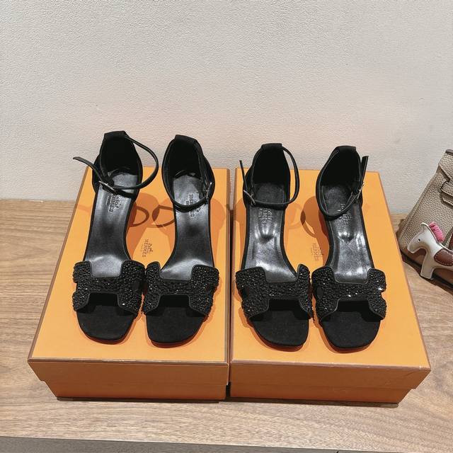 Hermes... A Eclair 2025新色+爆款系列 版型超正，有一定厚度增高显腿长！透体透气 舒适的小牛皮 春夏拼色兼具颜值舒适度的单品！ 渠道货源