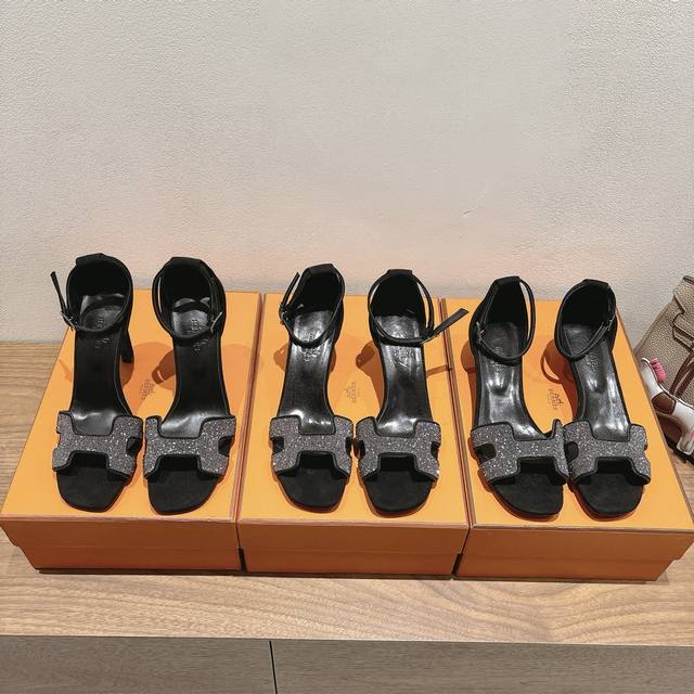 Hermes... A Eclair 2025新色+爆款系列 版型超正，有一定厚度增高显腿长！透体透气 舒适的小牛皮 春夏拼色兼具颜值舒适度的单品！ 渠道货源