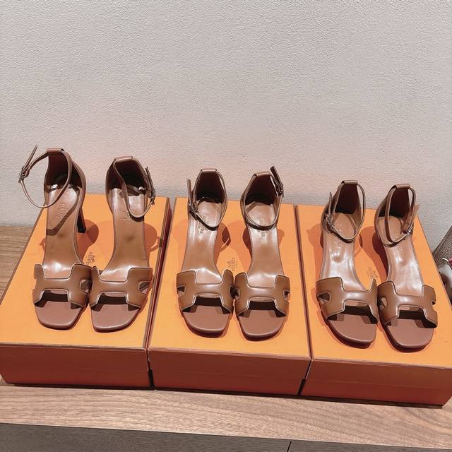 Hermes... A Eclair 2025新色+爆款系列 版型超正，有一定厚度增高显腿长！透体透气 舒适的小牛皮 春夏拼色兼具颜值舒适度的单品！ 渠道货源
