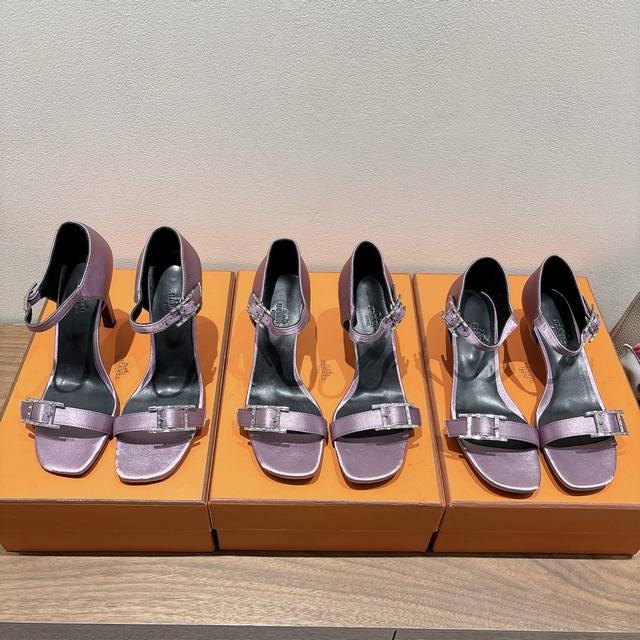 Hermes... A Eclair 2025新色+爆款系列 版型超正，有一定厚度增高显腿长！透体透气 舒适的小牛皮 春夏拼色兼具颜值舒适度的单品！ 渠道货源