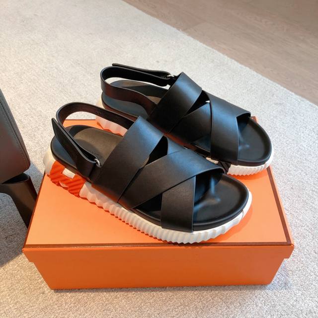 Hermes... A Eclair情侣款 203新色+爆款系列 鞋底轻盈，有一定厚度增高显腿长！透体透气 舒适的科技面料！ 春夏拼色兼具颜值舒适度的单品！ 渠