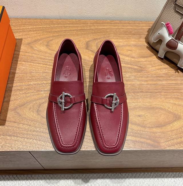 Hermes... 平底乐福鞋 2025新品+爆款系列 真皮大底，独家开模五金扣，进口牛皮 春夏拼色兼具颜值舒适度的单品！ 渠道货源 女码35-39 可订做40