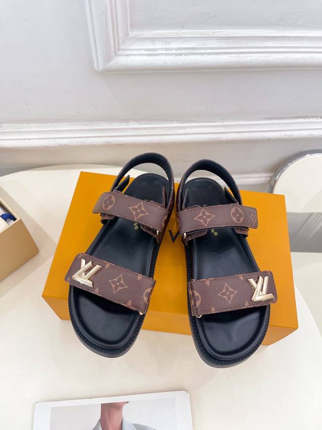 Lv 路易威登 25 2025春夏新款 顶级版本原版一致 专柜主打最新款 Lv Sunset Comfort魔术贴平底凉鞋 硬货上新 Bs代购级别！高级感十足！