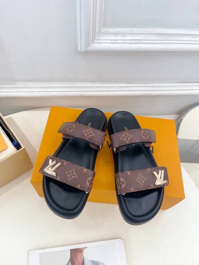 Lv 路易威登 25 2025春夏新款 顶级版本原版一致 专柜主打最新款 Lv Sunset Comfort魔术贴平底凉鞋 硬货上新 Bs代购级别！高级感十足！