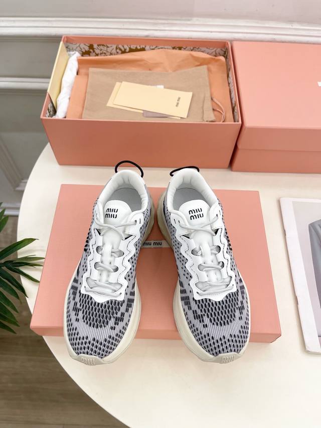 Miu Miu 缪缪 25 2025早春新品 专柜主打最新走秀款 织物休闲运动鞋火爆上新！ Bs缪家高货 顶级工艺打造精品质感 无敌舒适 绝对是一见钟情款！时尚