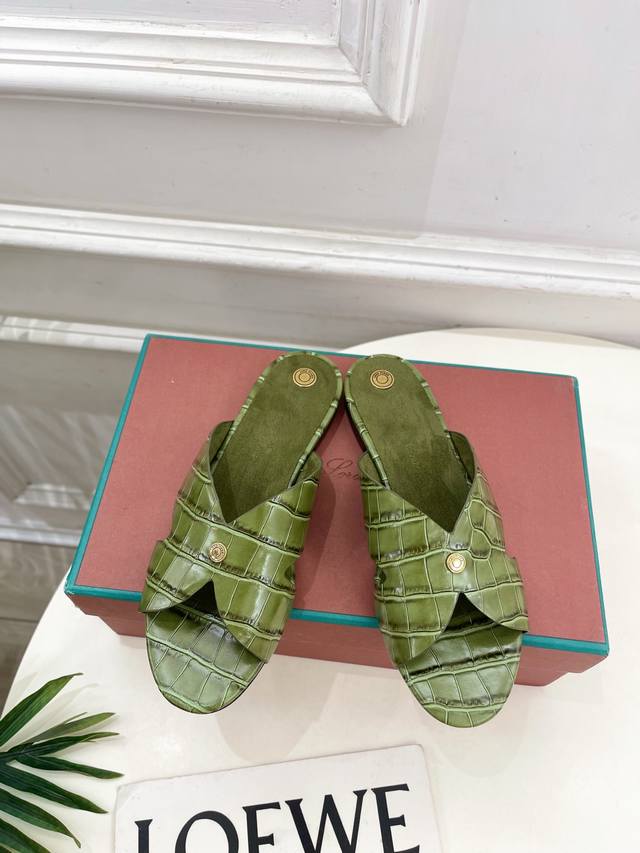 Loro Piana 乐悠翩雅 代购级别2025春夏新品 Vera女士凉拖鞋 Lp是意大利顶级奢侈品牌 低调奢华 设计都是一贯纯色系 简单、细节巧妙、清新脱俗！