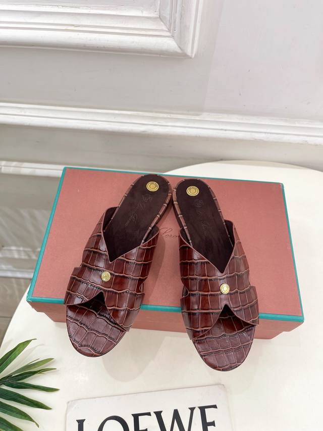 Loro Piana 乐悠翩雅 代购级别2025春夏新品 Vera女士凉拖鞋 Lp是意大利顶级奢侈品牌 低调奢华 设计都是一贯纯色系 简单、细节巧妙、清新脱俗！