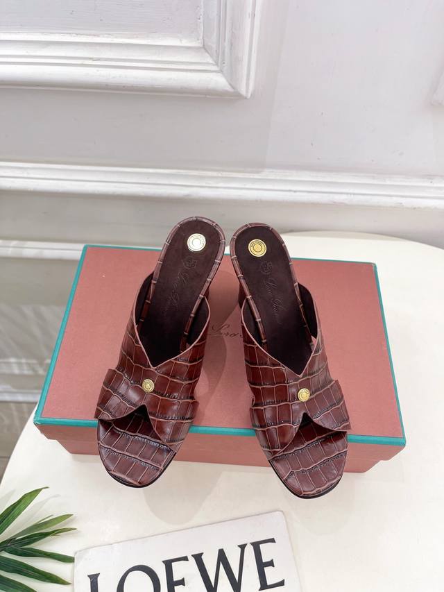Loro Piana 乐悠翩雅 代购级别2025春夏新品 Vera女士凉拖鞋 Lp是意大利顶级奢侈品牌 低调奢华 设计都是一贯纯色系 简单、细节巧妙、清新脱俗！