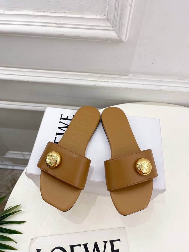 Loewe 罗意威 2025春夏新品 Petal Anagram法式复古风平底拖鞋 Loewe作为这两年最受欢迎的设计师牌，设计简单、细节巧妙、清新脱俗！ 不想
