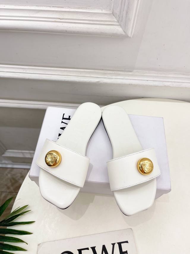 Loewe 罗意威 2025春夏新品 Petal Anagram法式复古风平底拖鞋 Loewe作为这两年最受欢迎的设计师牌，设计简单、细节巧妙、清新脱俗！ 不想