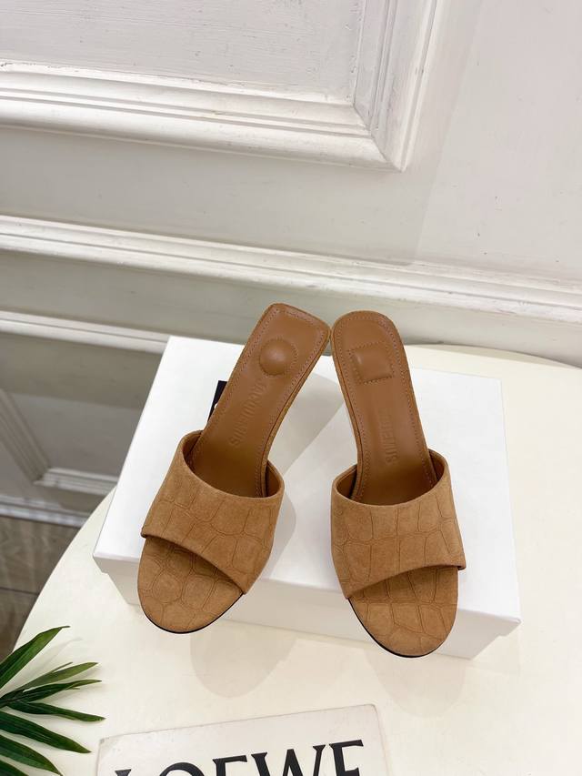 Jacquemus 2025春夏新品 百搭圆头高跟拖鞋 作为这两年最受欢迎的设计师牌，设计简单、细节巧妙、清新脱俗！ 不想满大街撞款的可以看看这个品牌，比较小众